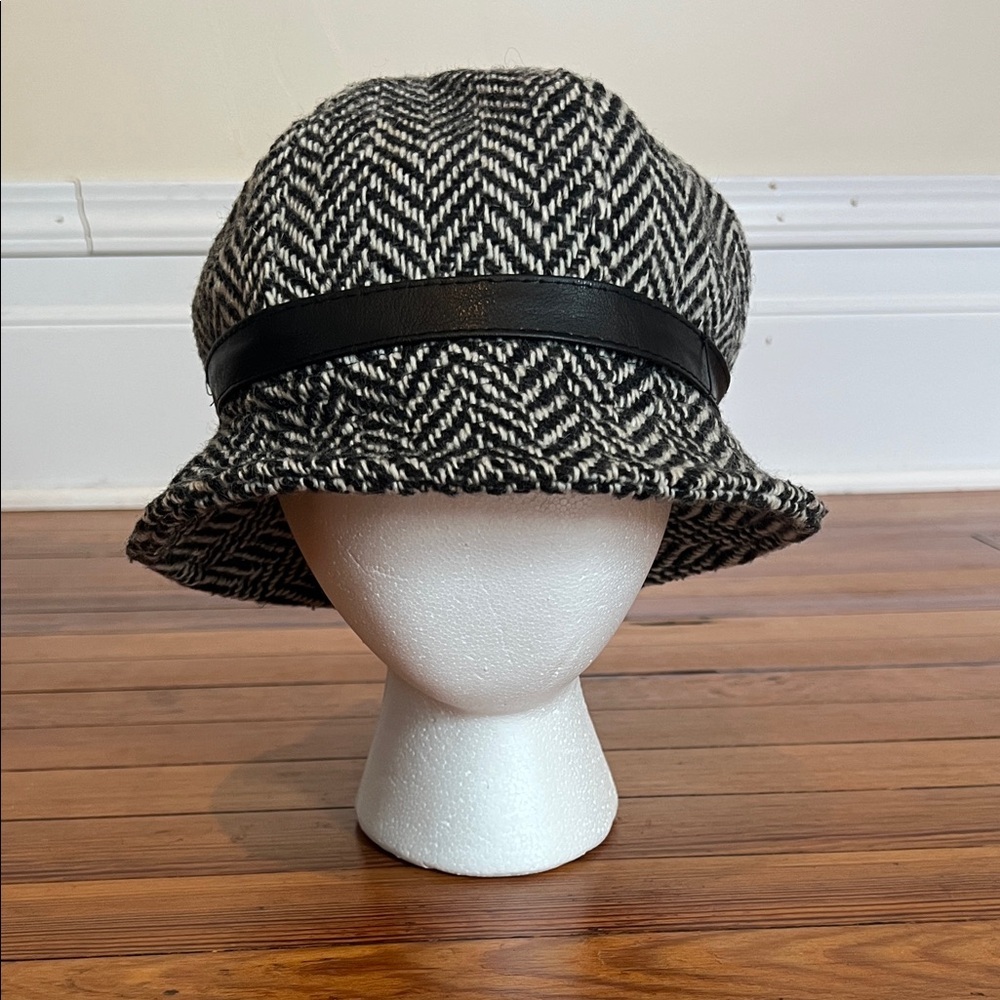 Vintage Da-Me Italian Wool Blend Black and Cream Herringbone Tweed Cloche Hat OS